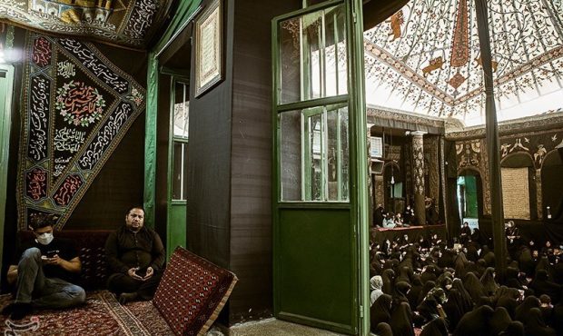 پای روضه قمربنی هاشم در حسینه سادات اخوی پای روضه قمربنی هاشم در حسینه سادات اخوی